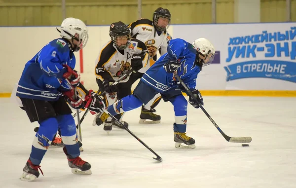 Dzieci grające w hokeja na otwartym turnieju dla dzieci — Zdjęcie stockowe