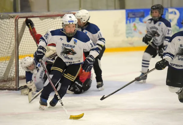 Niños jugando hockey en el torneo abierto para niños ho —  Fotos de Stock