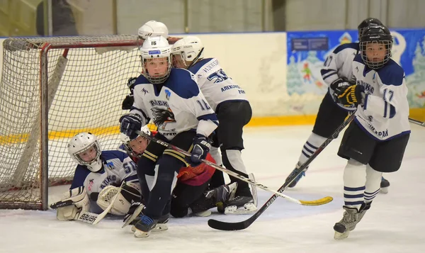 Children playing hockey at the open tournament for children's ho — Stock Photo, Image