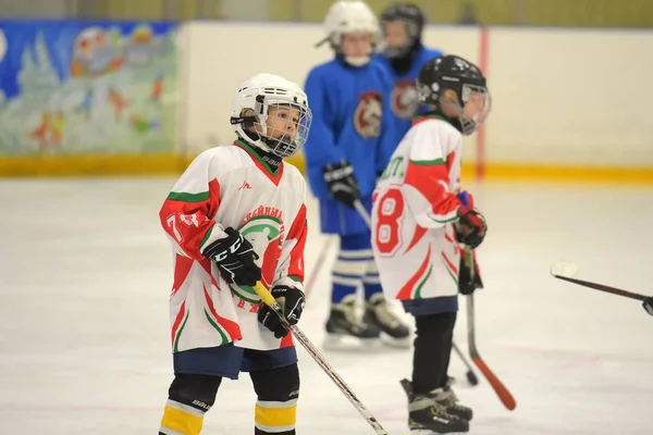 Kinder spielen Hockey beim offenen Kinderhockeyturnier — Stockfoto