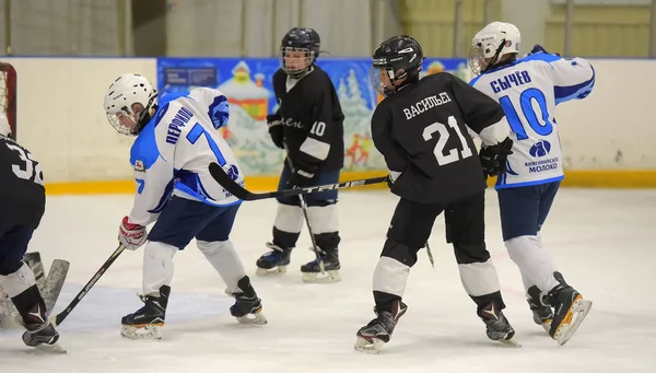 I bambini che giocano a hockey al torneo aperto per troie per bambini — Foto Stock