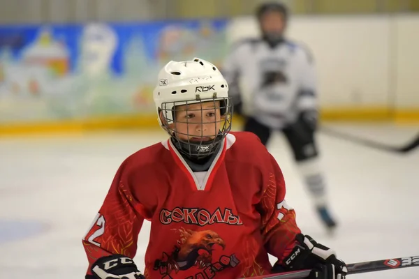 Kinder spielen Hockey beim offenen Kinderhockeyturnier — Stockfoto