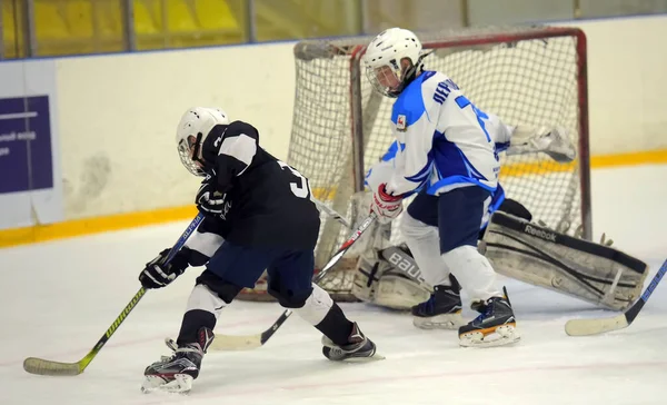 Niños jugando hockey en el torneo abierto para niños ho —  Fotos de Stock