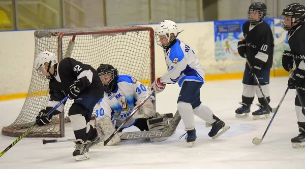 Niños jugando hockey en el torneo abierto para niños ho — Foto de Stock