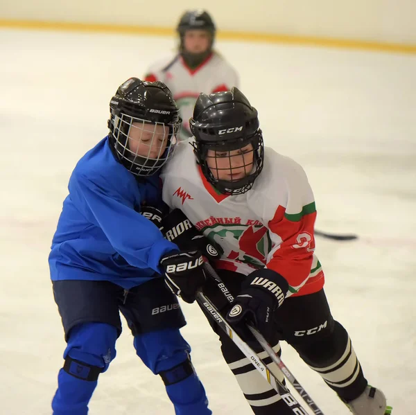 Kinder spielen Hockey beim offenen Kinderhockeyturnier — Stockfoto