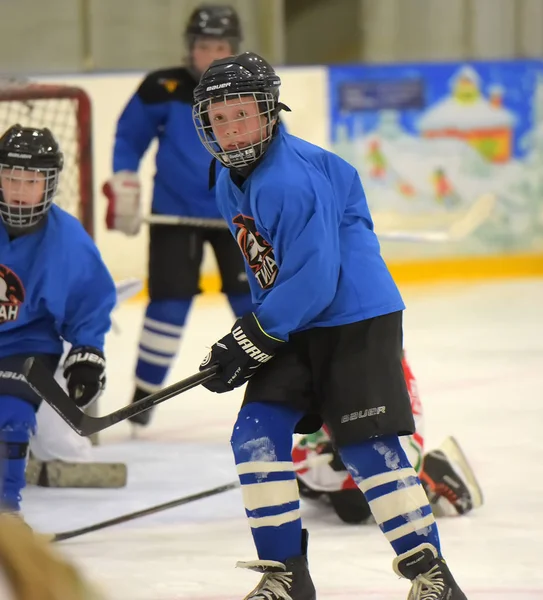 Enfants jouant au hockey au tournoi ouvert pour les enfants ho — Photo