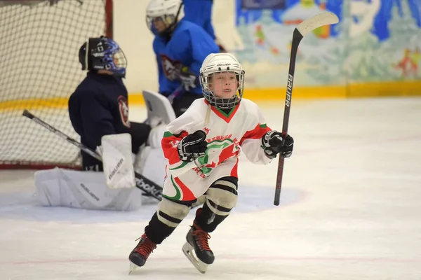 Enfants jouant au hockey au tournoi ouvert pour les enfants ho — Photo