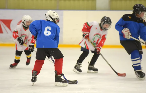 I bambini che giocano a hockey al torneo aperto per troie per bambini — Foto Stock