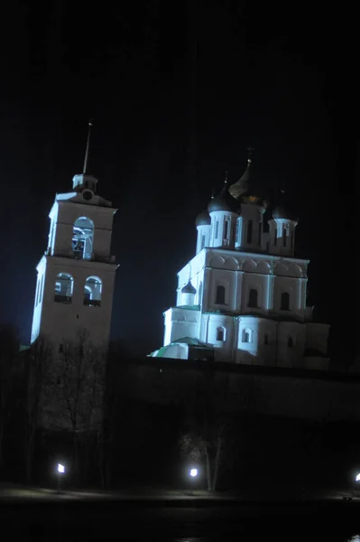 Nachtansicht des Pskov kremlin — Stockfoto