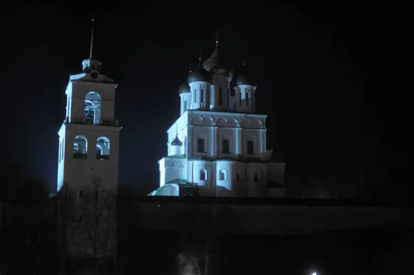 Vista noturna do Kremlin Pskov — Fotografia de Stock