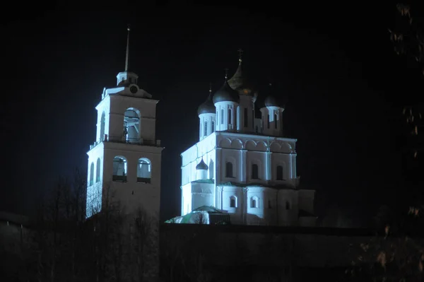 Nachtansicht des Pskov kremlin — Stockfoto