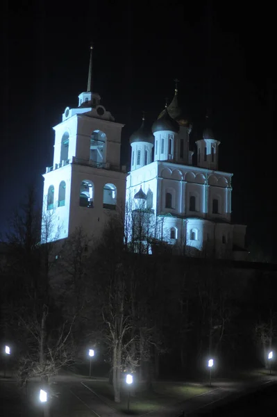 Nachtansicht des Pskov kremlin — Stockfoto