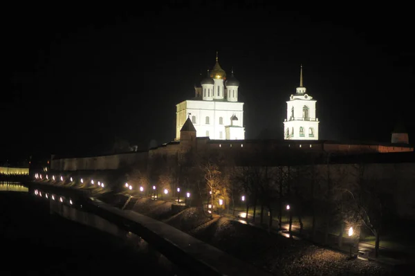 Vista notturna del Cremlino di Pskov — Foto Stock