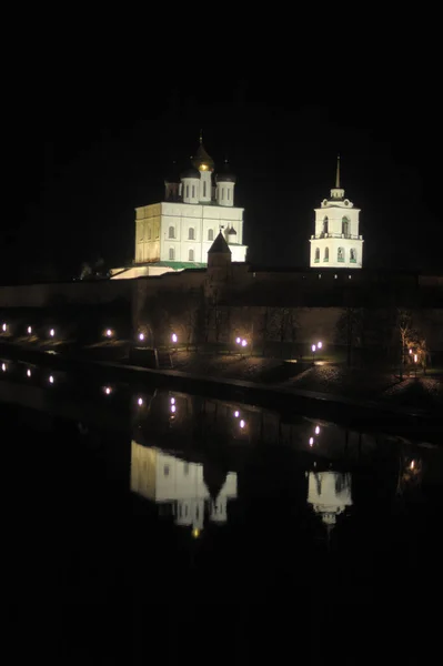 Noční pohled na Kreml Pskov — Stock fotografie