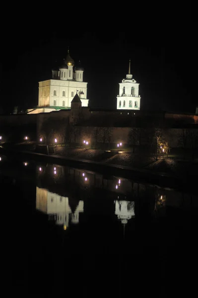 Noční pohled na Kreml Pskov — Stock fotografie