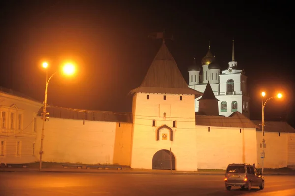 Nachtzicht van het Pskov Kremlin — Stockfoto