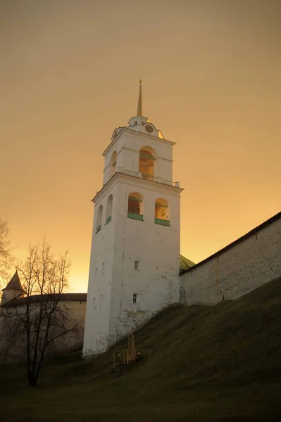 Pskov Kremlin na luz da noite — Fotografia de Stock