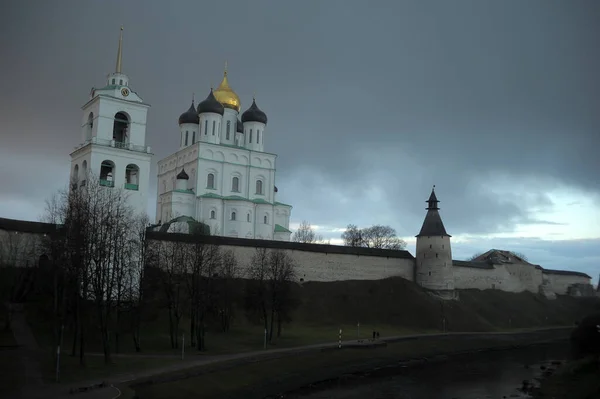 Pskov kremlin im Abendlicht — Stockfoto