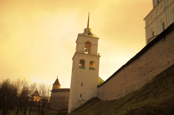 Pskov Cremlino alla luce della sera — Foto Stock