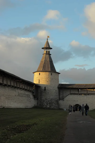 Bekeken Pskov Kremlin in de herfst dag — Stockfoto