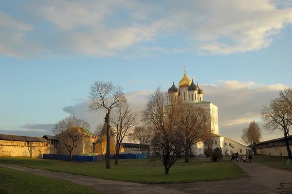 Vistas Pskov Kremlin en el día de otoño — Foto de Stock