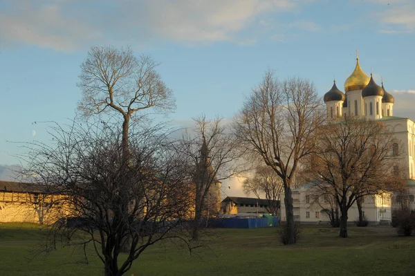 Bekeken Pskov Kremlin in de herfst dag — Stockfoto