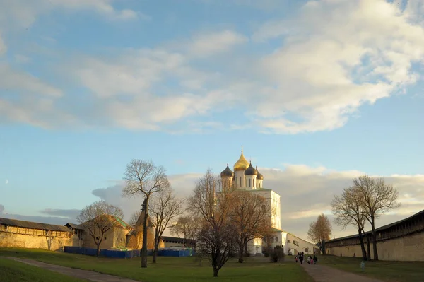 Utsikt Pskov Kreml i höst dag — Stockfoto