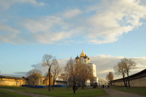 Utsikt Pskov Kreml i höst dag — Stockfoto