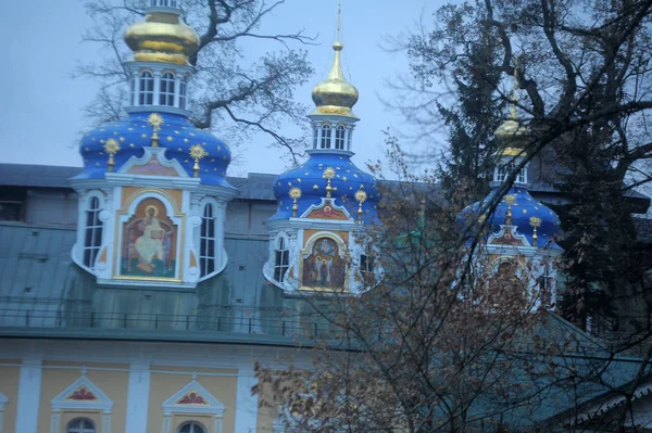 A Szent Nagyboldogasszony Pskov-Pechersky kolostor — Stock Fotó