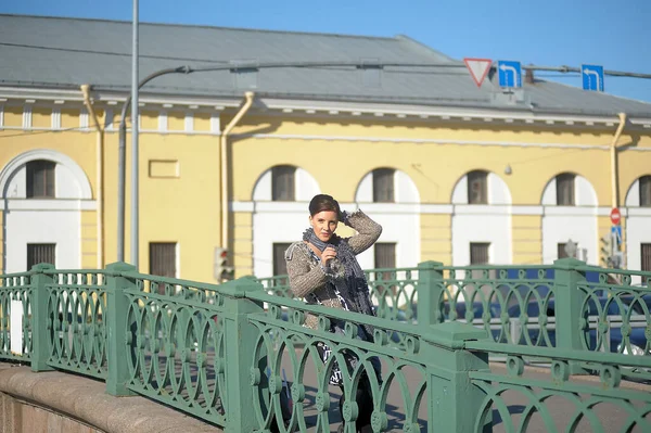 Femme en pull gris sur un pont — Photo