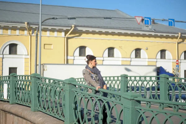 Femme en pull gris sur un pont — Photo