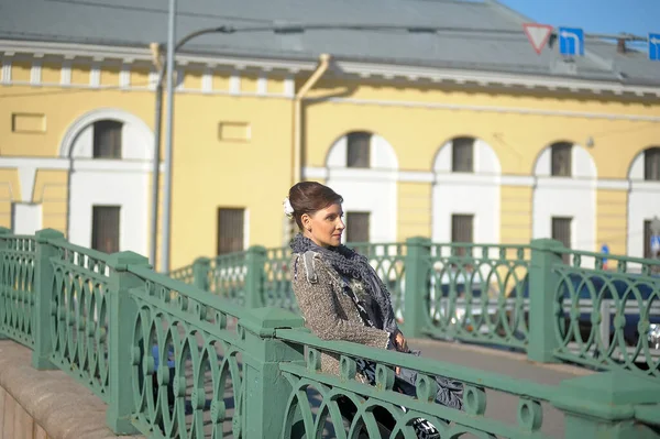 Женщина в сером свитере на мосту — стоковое фото