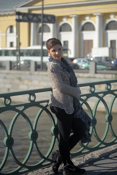Женщина в сером свитере на мосту — стоковое фото