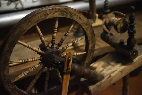 Roda de fiação antiga de madeira — Fotografia de Stock