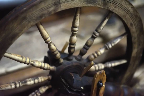 Roda de fiação antiga de madeira — Fotografia de Stock