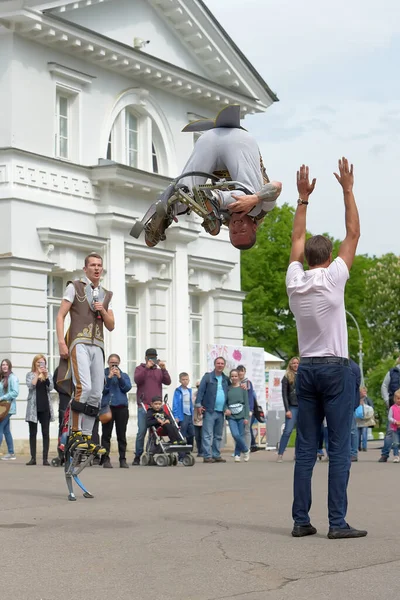 Utförande av bokkers på festivalen för att hedra stadens dag — Stockfoto