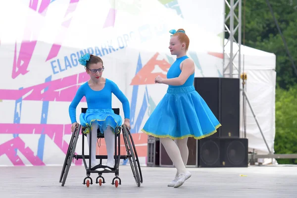 Tekerlekli sandalyedeki çocuklar sahnede dans ediyorlar. Dayanak noktası. — Stok fotoğraf
