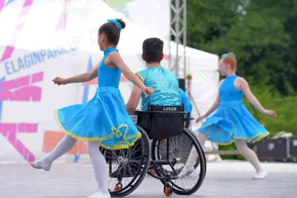 Tekerlekli sandalyedeki çocuklar sahnede dans ediyorlar. Dayanak noktası. — Stok fotoğraf