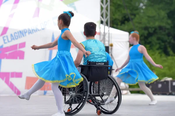 Los niños en sillas de ruedas están bailando en el escenario. El punto de apoyo — Foto de Stock