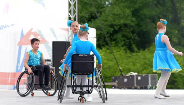 Los niños en sillas de ruedas están bailando en el escenario. El punto de apoyo — Foto de Stock