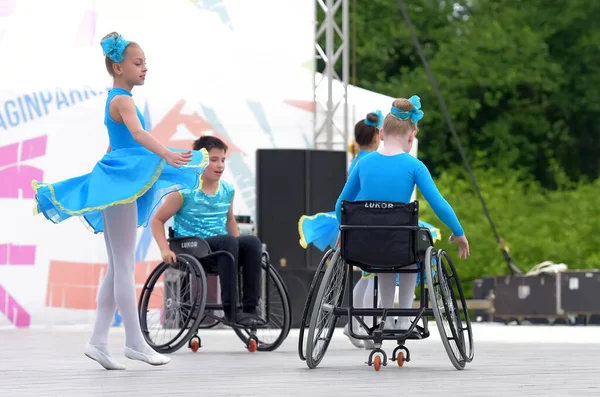Los niños en sillas de ruedas están bailando en el escenario. El punto de apoyo — Foto de Stock