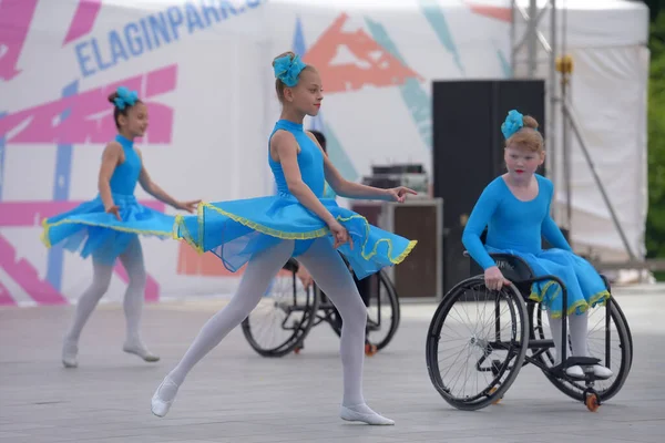 Dzieci na wózkach tańczą na scenie. Siła podparcia — Zdjęcie stockowe