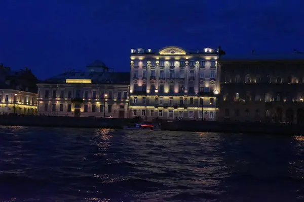 Edifici lungo il Neva Embankment, vista dall'acqua, evenin — Foto Stock