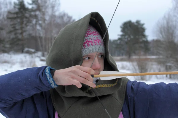 Una ragazza spara in inverno da un inchino al festival di mediev — Foto Stock