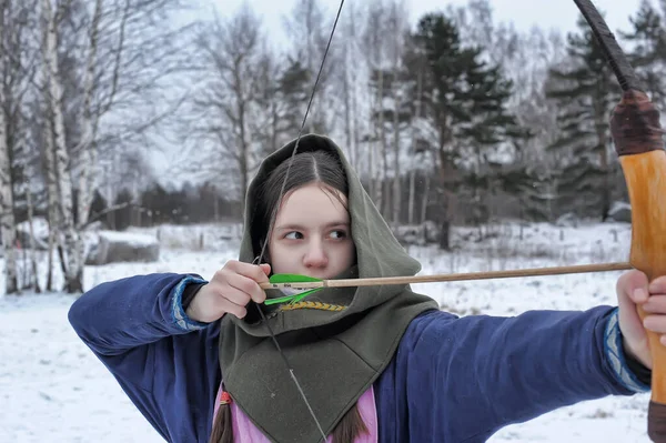 Dívka střílí v zimě z luku na festivalu Medievu — Stock fotografie