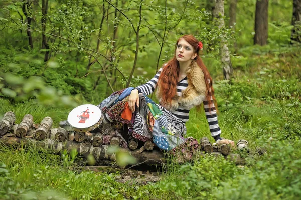 Tzigane rousse avec un tambourin — Photo