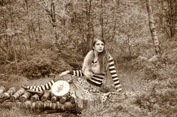 Rothaarige Zigeunerin mit Tamburin — Stockfoto