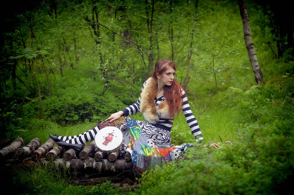 Tzigane rousse avec un tambourin — Photo