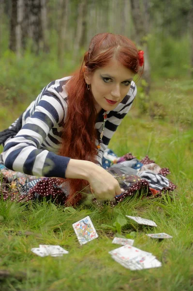 Gitane aux cheveux roux en vêtements colorés , — Photo