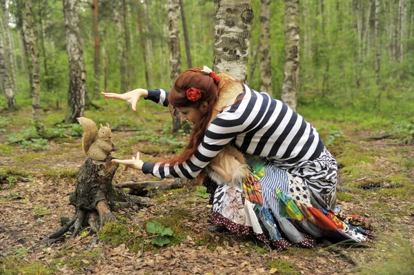 Gitane aux cheveux roux en vêtements colorés , — Photo